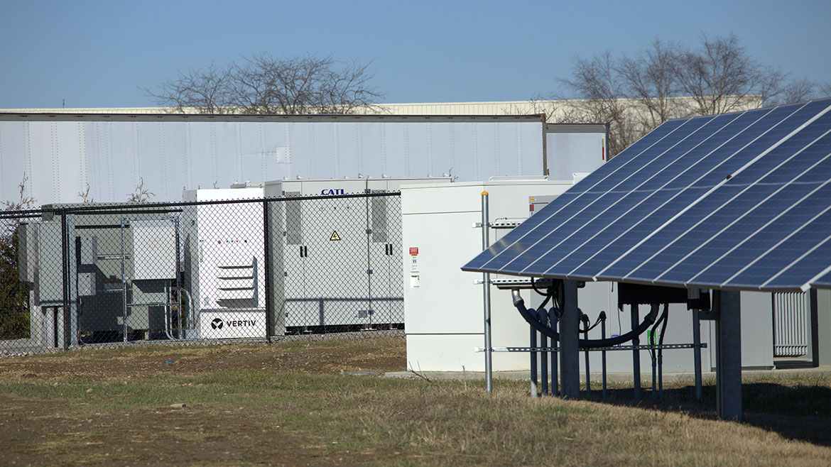 Fuel cell microgrid connected to the in the primary source configuration.
